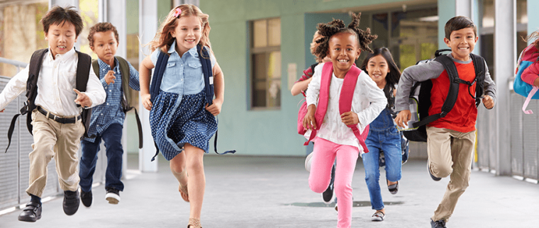 Enfants dans la cours